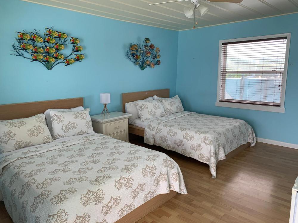 Double Room with Two Double Beds and Sea View interior